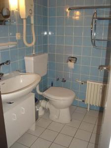 ein Bad mit einem WC und einem Waschbecken in der Unterkunft Seehütte Ferienwohnung 104 in Cuxhaven