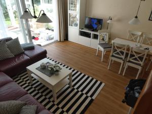 een woonkamer met een bank en een tafel bij Kampweg 18 in Cuxhaven
