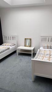 a room with two beds and a mirror on the wall at Ganze Citywohnung 4 Schlafzimmer in Hannover