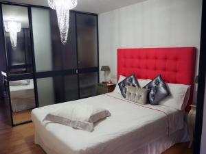 Кровать или кровати в номере Precioso Duplex Reina Mercedes 5 minutos Hospital