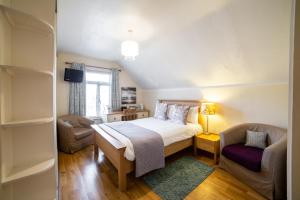 una piccola camera con letto e sedia di OYO Lina Guest House a Oxford