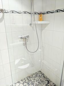 eine Dusche mit Glastür im Bad in der Unterkunft Seehütte Ferienwohnung 507 in Cuxhaven