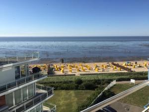 Blick auf den Strand vom Balkon eines Gebäudes in der Unterkunft Seehütte Ferienwohnung 507 in Cuxhaven