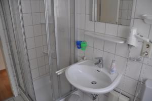 ein Bad mit einem Waschbecken und einer Dusche in der Unterkunft Nordseedüne, Ferienwohnung 3 in Cuxhaven
