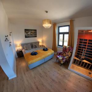 1 dormitorio con 1 cama y 1 silla en FederTraum mit Sauna sehr gemütlich, NEU, en Dresden