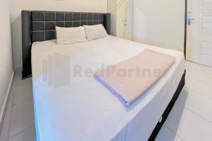 Кровать или кровати в номере Namirah Guesthouse Redpartner