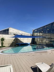 ein Gebäude mit einem Pool vor einem Gebäude in der Unterkunft Brunnerhof Urlaub auf dem Land in Hartenstein