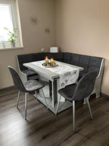 mesa de comedor con 2 sillas y sofá en Brunnerhof Urlaub auf dem Land en Hartenstein