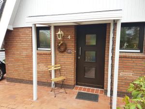 a front door of a brick house with a black door at Kampweg 4 in Cuxhaven