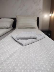 Una cama con dos toallas encima en Left Coast studio apartment, en Belgrado