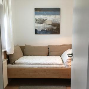 kanapę siedzącą w salonie pod obrazem w obiekcie Satelsrönne 8 w mieście Cuxhaven
