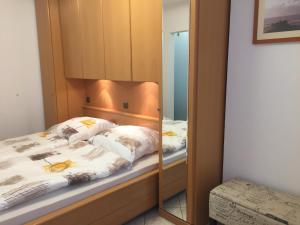espejo reflejo de una cama en un dormitorio en Nautilus, Ferienwohnung 12 inkl Strandkorb, en Cuxhaven