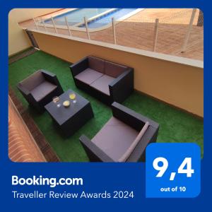 vista su un patio con tavolo e sedie di Apartamento con patio, piscina y parking privado a El Campello