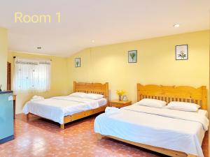 Postel nebo postele na pokoji v ubytování The Golden View Resort สวนผึ้ง