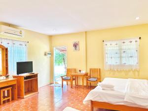 TV a/nebo společenská místnost v ubytování The Golden View Resort สวนผึ้ง + 34 fotografií