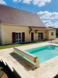 - une piscine en face d'une maison dans l'établissement Les Amandiers*Piscine chauffée*3 kms centre historique SARLAT, à Sarlat-la-Canéda