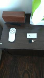um controle remoto sentado numa mesa ao lado de uma cama em base sanablend - Vacation STAY 37414v em Kyotango