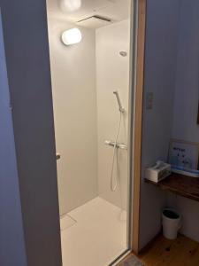 eine Dusche mit Glastür im Bad in der Unterkunft base sanablend - Vacation STAY 37414v in Kyōtango