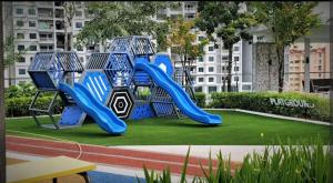 einen Spielplatz mit blauer Rutsche in einem Park in der Unterkunft Urban Suite_無敵檳城大橋景Premium套房「家庭式套房」 Max8 Pax in Jelutong