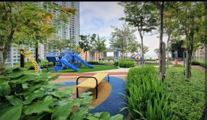 einen Spielplatz mit Rutsche in einem Park in der Unterkunft Urban Suite_無敵檳城大橋景Premium套房「家庭式套房」 Max8 Pax in Jelutong