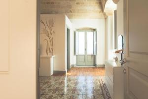 un corridoio vuoto con una porta e una finestra di Masseria Gagliardi a Taranto