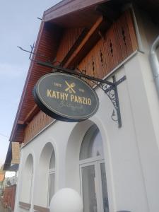 a sign on the side of a kittyping pampania building at Kathy Panzió in Balatongyörök