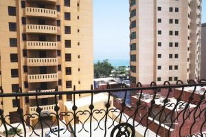 Aussicht vom Balkon eines Gebäudes in der Unterkunft Terrace Furnished Apartments- Fintas1 in Kuwait