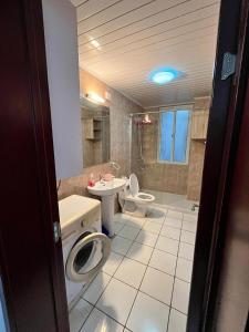a bathroom with a toilet and a sink at APARTMENTO LUMINOSO in Ciudad de Malabo