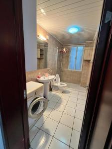 a bathroom with a toilet and a sink at APARTMENTO LUMINOSO in Malabo