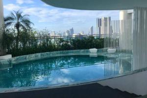 una piscina con vistas a la ciudad en Cool 1BR Acqua Livingstone w/ Netflix, Pool & Gym, en Manila