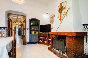 a living room with a fireplace and a tv at Una casa azul in Manzanilla