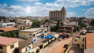 une vue aérienne sur une ville avec des bâtiments dans l'établissement Charming Rooftop Apartments with Great view & Free Strong Wi-Fi - 40percent Long-stay Disc- Red Lotus Oasis, à Accra