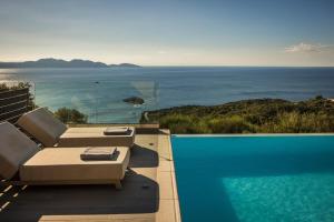 フィスカルドにあるEntheos Private Villa Fiskardo Kefalonia Greeceの海の景色を望むスイミングプール