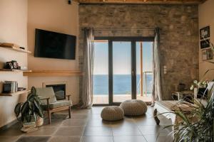 TV a/nebo společenská místnost v ubytování Entheos Private Villa Fiskardo Kefalonia Greece