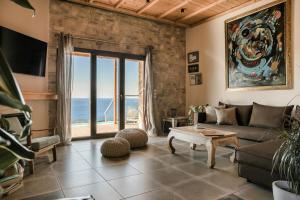 TV a/nebo společenská místnost v ubytování Entheos Private Villa Fiskardo Kefalonia Greece