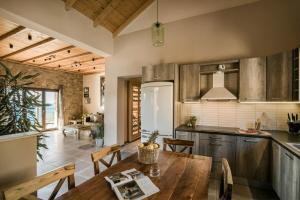 Kuchyň nebo kuchyňský kout v ubytování Entheos Private Villa Fiskardo Kefalonia Greece + 37 fotografií