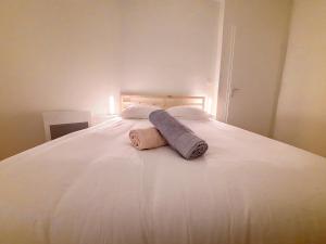 uma grande cama branca com uma toalha em LE CARILLOUN em Mirande