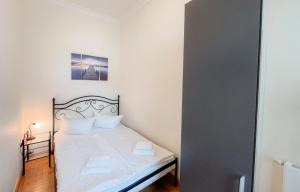 - une chambre avec un lit blanc et 2 oreillers blancs dans l'établissement hochwertig ausgest. App. mit WLAN und kostenl. Stellplatz, à Heringsdorf