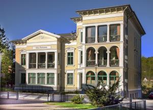 un gran edificio amarillo con muchas ventanas en Villa Perkunos Wohnung Nr. 6, en Heringsdorf