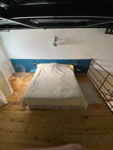 1 dormitorio con 1 cama en una habitación con paredes azules en Beachside Loft/Cosy house/Design en Túnez