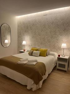 En eller flere senge i et værelse på Apartamento DONOSO CORTES, 27