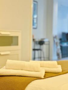 En eller flere senge i et værelse på Apartamento DONOSO CORTES, 27