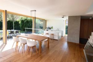eine Küche und ein Esszimmer mit einem Tisch und Stühlen in der Unterkunft B6 - Die luxuriöse Architektenvilla, 2-6 Personen, Nürnberg in Nürnberg