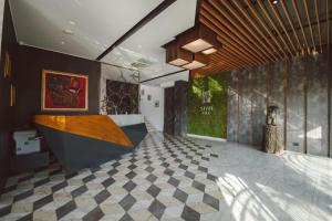 Star Hill Hotel في بريشتيني: غرفة معيشة مع أرضية مصدية