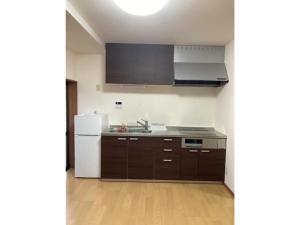 uma cozinha com um lavatório e um frigorífico branco em base sanablend - Vacation STAY 39607v em Kyotango