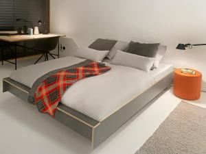 uma cama num quarto com uma mesa em B6 - Die luxuriöse Architektenvilla, 2-6 Personen, Nürnberg em Nurembergue