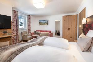 Letto o letti in una camera di Hotel Zehnerkar & Hotel Obertauern
