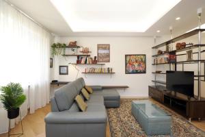 sala de estar con sofá y TV en Art Lover Apartment en Milán