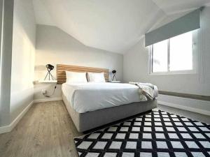 - une chambre avec un grand lit et une fenêtre dans l'établissement Pena Apartments C, à Funchal