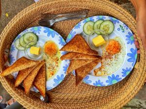 une plaque de nourriture avec des œufs, des frites et des crackers dans l'établissement Loko Amigos Bohol Panglao, à Mormol
